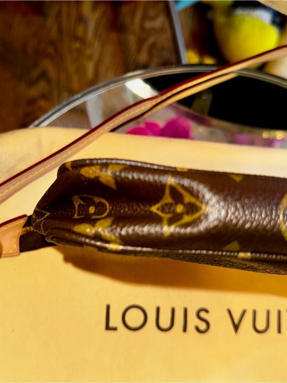 LOUIS VUITTON V POCHETTE ACCESSORIES  BAG GORGEOUS 👀! - Picture 5 of 16